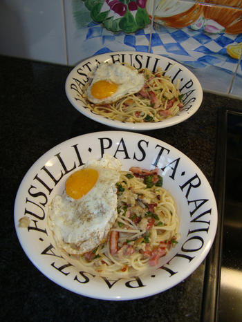 Spaghetti met spek, spiegelei en kaassaus 6