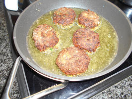 Falafel van linzen en pompoen met stamppot en uiensaus 9