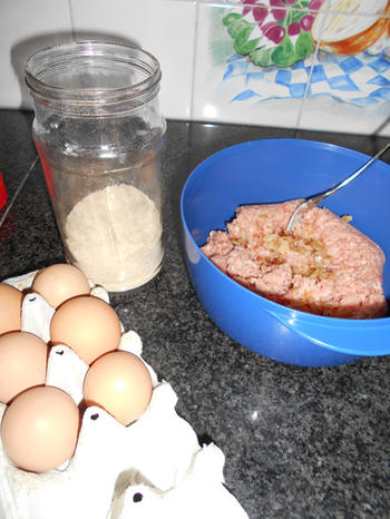 Gehaktbrood met stukjes aardbei 3