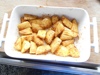 Gemarineerde varkensribbetjes met aardappeltjes in de oven 3