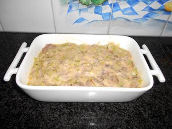 Ovenschotel van prei, vlees, saus en aardappelpuree 4