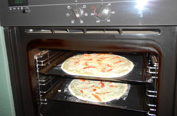 Pizza met zure room en gerookte zalm 5