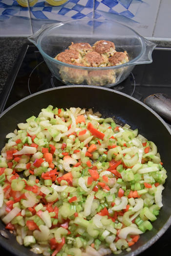 Bleekselder, paprika en gehaktballen in tomatensaus 5