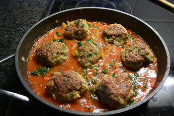 Bleekselder, paprika en gehaktballen in tomatensaus 9