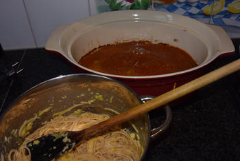 Oventaart van gehakt, spaghetti en tomatensaus 6