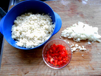 Paprika gevuld met bloemkoolcouscous met scampi en tomatensaus 4