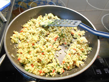 Paprika gevuld met bloemkoolcouscous met scampi en tomatensaus 5