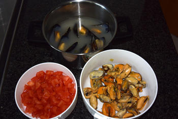 Penne met mosselen, tomatenblokjes en basilicum 3