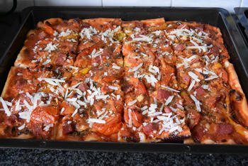 Pizza met droogworst, kaas en zongedroogde tomaten 6