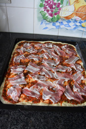 Pizza met ontbijtspek en ei 6