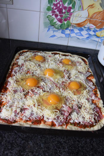 Pizza met ontbijtspek en ei 7