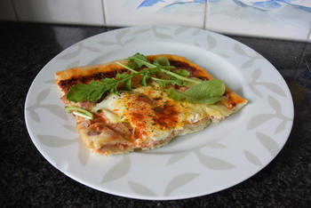 Pizza met ontbijtspek en ei 9