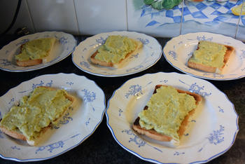 Toast met zalm op avocadospread 2