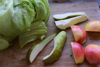 Vegetarische sla van: ijsbergsla met fetakaas, appel en peer 3