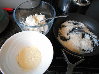 Wortelcakejes met glazuur, meringue en sinaasappelsaus 6