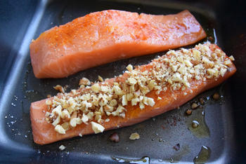 Zalm met notenkorstje, paprika, mango en granaatappel 4