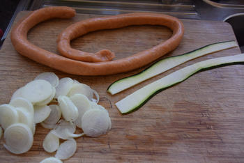 Chipolata met courgette en ui op de barbecue of grilltoestel 4