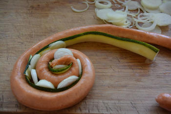 Chipolata met courgette en ui op de barbecue of grilltoestel 5