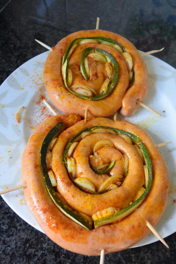 Chipolata met courgette en ui op de barbecue of grilltoestel 6