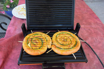 Chipolata met courgette en ui op de barbecue of grilltoestel 7