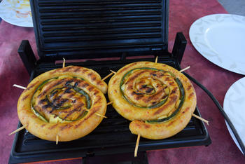 Chipolata met courgette en ui op de barbecue of grilltoestel 8