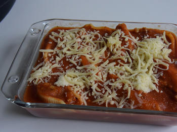 Conchiglioni (pastaschelpen) gevuld met gehakt en tomatensaus 4