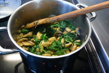 Fusilli met spinazie, champignons, Boursin en kipfilet. 6