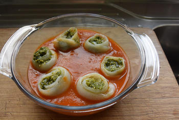 Met pesto gevulde tongrolletjes in tomatensaus 4