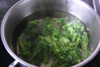 Met vis en courgette gevulde conchiglioni (pastaschelpen) met broccoli-kaassaus 3