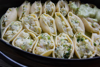 Met vis en courgette gevulde conchiglioni (pastaschelpen) met broccoli-kaassaus 9