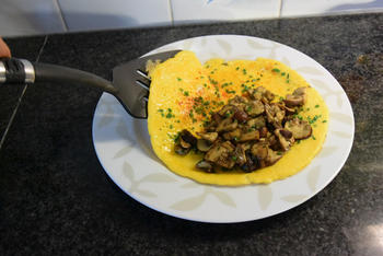 Omelet gevuld met paddenstoelen. 7