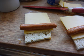 Ovenschotel van gevulde broodrolletjes met kaas, knakworstjes en bloemkoolsaus 3