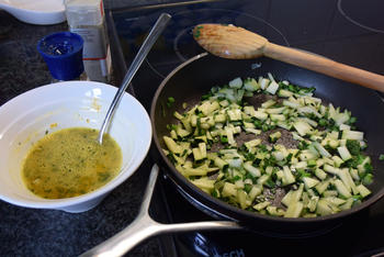 Omelet met lente uitjes en courgette 4