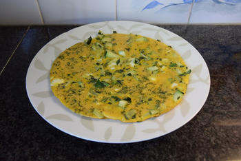 Omelet met lente uitjes en courgette 5