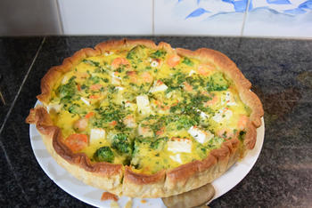 Quiche met broccoli, erwten, feta en garnalen 7