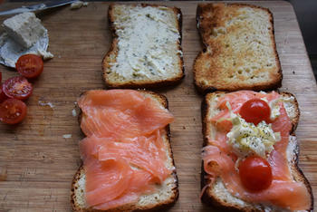 Toast met kruidenkaas en gerookte zalm 2