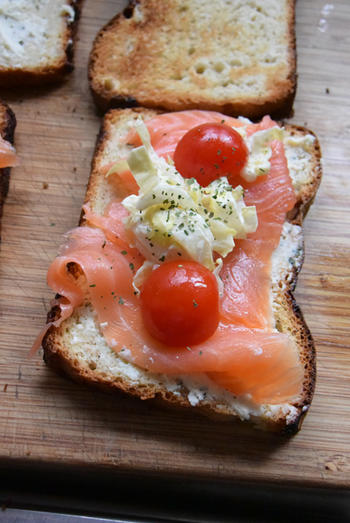 Toast met kruidenkaas en gerookte zalm 3