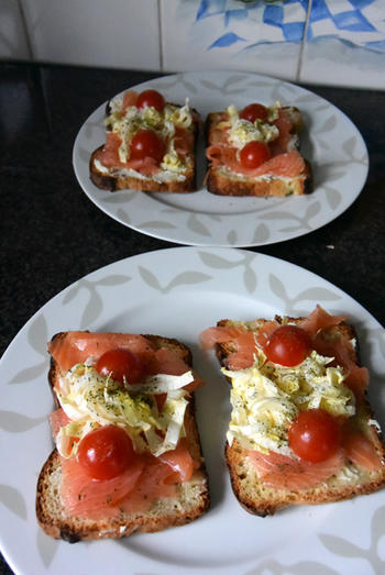 Toast met kruidenkaas en gerookte zalm 4