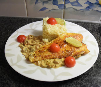 Zeebaarsfilet op vel gebakken met champignonsaus en rijst 9