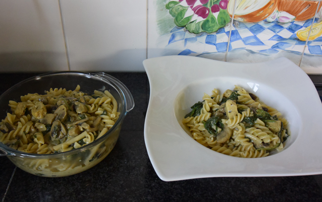 Fusilli met spinazie, champignons, Boursin en kipfilet. , recept ...