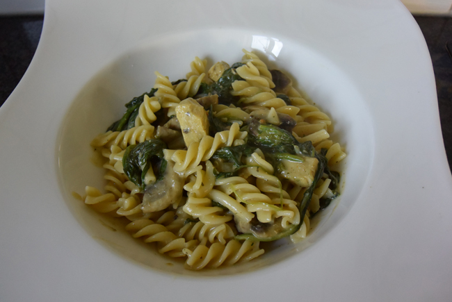 Fusilli met spinazie, champignons, Boursin en kipfilet. , recept ...
