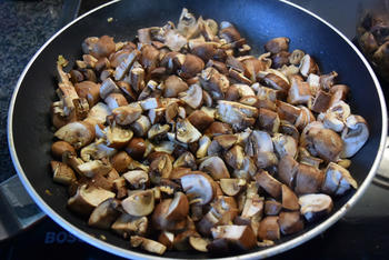 Bladerdeegschelp met vis uit de oven, wijnsaus en champignons 2