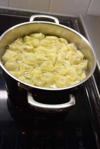 Deegwaren: capelletti gevuld met rauwe ham en boerenkoolpesto 3