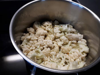 Gegratineerde bloemkool met bloemkoolsaus en kerstomaatjes 3