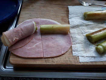 Ham-preirolletjes met kaassaus 5