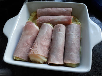 Ham-preirolletjes met kaassaus 7