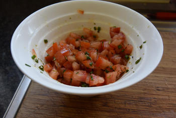 Hapje van bruschetta met tomatensalsa 2
