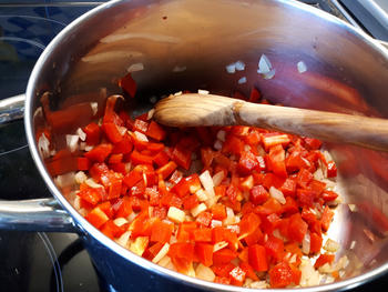 Koude rijstsalade met paprika en erwten 2