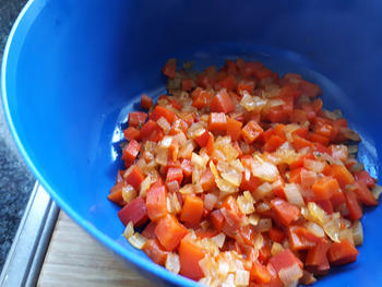 Koude rijstsalade met paprika en erwten 3