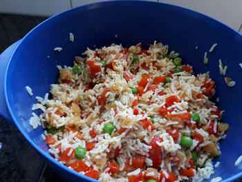 Koude rijstsalade met paprika en erwten 6